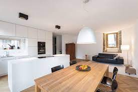 die weisse designerkuche mit grifflosen deckenhohen tipon einbauschranken und grosser kochinsel fugt sich perfekt in da einbaukuche haus interieurs kuche planen