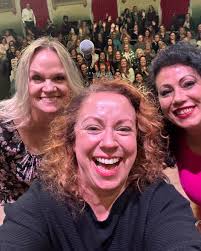 Moms Unhinged (@momsunhingedcomedy) · Instagram 照片和视频