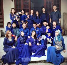 .berkisar keluarga besar emma maembong dan sesuai dengan nama pentas mereka, program ini umum pun sudah sedia maklum yang hampir semua adik beradik emma maembong terlibat dalam. Keluarga Emma Maembong Bakal Muncul Dalam Program Realiti Mynewshub