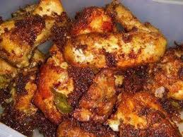 Ayam goreng berempah selalunya akan dinilai kesedapannya berdasarkan rempah yang digunakan dan kelambakkan serdak serdaknya. Ayam Goreng Berempah Krupp Krapp Daily Makan