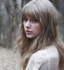 This High Fashion Yet Relaxed Haircut On Taylor Swift Shows The Dreamy Vogue Inspired Side Of Cali Tayl In 2020 Ash Blonde Hair Natural Hair Styles Natural Hair Color