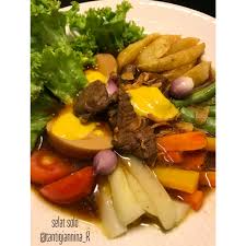 Penyajian selat solo juga cantik, sehingga cocok untuk hantaran atau hampers natal. Selat Solo