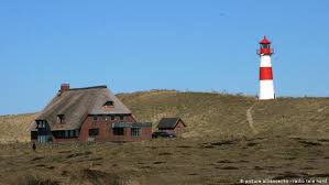 Und der bürgermeister der gemeinde sylt, nikolas häckel, bittet sogar alle, zu hause zu bleiben. Prices Force Sylt Natives Off The Island Germany News And In Depth Reporting From Berlin And Beyond Dw 27 08 2012