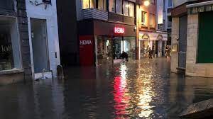Meerdere eenheden van de brandweer zijn in woudsend om het wateroverlast te bestrijden. V4lovpisaqccnm