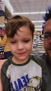 Niño De Playera Verde Q Saca La Lengua