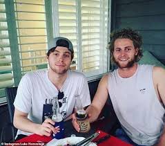 Luke robert hemmings ist ein australischer sänger und musiker mit einem nettowert von 10 millionen dollar. Hemmings Readsector Female