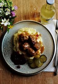 Svenske Kottbullar Med Nem Sovs Blod Mos Og Tyttebaer Ligesom I Ikea Madopskrifter Laekker Mad Kanelsnegle