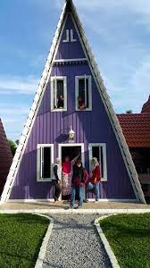 Homestay atau rumah tumpangan ini menampilkan gaya rumahnya yang tiga segi sememangnya membuatkan ramai tertawan akan keunikannya. Masbro Village Homestay Boutique
