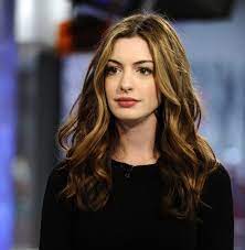 Famosa per i suoi film sempre alla moda, scopri il nuovo look di anne hathaway con capelli corti, un look diverso e perfetto per un nuovo taglio estivo! Anne Hathaway Medium Length Hair Google Search Inspiracao Cabelo Atrizes Cabelo