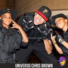 chorus: they packed up in here wall to wall (ow) i don't hear nothing but ladies calling (ladies calling) i'm tryna get one of them ballers but they keep coming from wall to wall (wooo) they packed up in here wall to. Curiosidade Por Onde Andam Os Dancarinos Mirins Do Chris Brown Universo Chris Brown