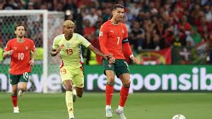 Lamine Yamal se va del campo en premiación de CR7