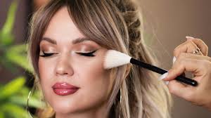 Una maquilladora alerta sobre el error más habitual cuando se usa el  colorete: "Potencias la caída de la cara" 🗣️ Se trata de Clara Cervera,  quien ha recomendado un color muy claro