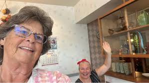 Auntie Twinkie Clark's singing and piano rehearsal at home