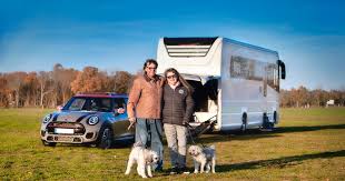 Kurt och Helen lever lyxliv i husbil