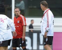 Schweinsteiger soll für die statik zwischen defensive und offensive sorgen und in geeigneten momenten akzente setzen. Ex Bayern Profi Macht Andeutung War Ribery Schuld Am Van Gaal Aus Aktuelle Fc Bayern News Transfergeruchte Hintergrundberichte Uvm