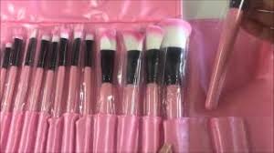 Suele pasar que, en plena sesión de maquillaje, notas que los productos ya no quedan adheridos a tu piel; Manta Brochas 32 Piezas Youtube