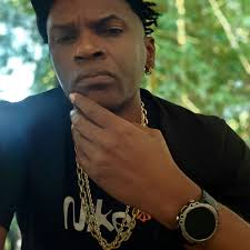 ORUAM: O DIA EM QUE O VERSO VIROU PROVA Oruam tá preso. Mas sua voz segue  solta. E talvez esse seja o verdadeiro problema pra quem nunca quis ouvir o  que a