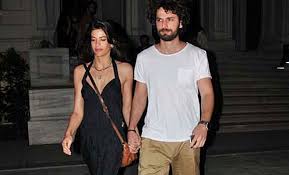 Birkan sokullu, sevgilisine olan aşkını her şartta dile getiriyor. Birkan Sokullu Ve Sevgilisi Berrak Tuzunatac El Ele