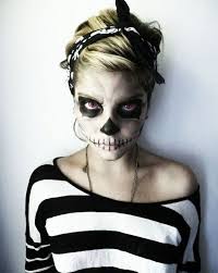 Coole Halloween Schminktipps Fur Einen Gruseligen Look Halloween Schminktipps Halloween Schminkideen Skelett Kostum Selber Machen