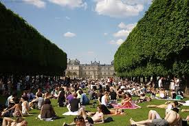 Enjoy A Lovely Picnic In The Jardin Du Luxembourg In Paris Paryz