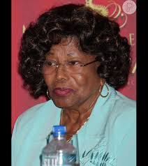 Foto: Mãe de Michael Jackson, Katherine Jackson, reabre processo contra  produtora