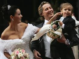 Im jahr 2005 feierte das paar hochzeit vor dem stephansdom in wien. Wie Sehr Muss Verona Pooths Kleiner Sohn Jetzt Leiden Wunderweib
