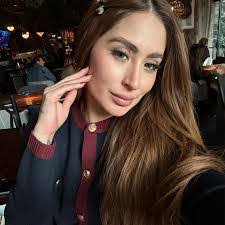 Elizabeth Capetillo's Instagram, Twitter & Facebook