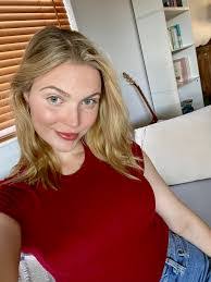 Evelina Robinson's Instagram, Twitter & Facebook