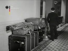 Ce a facut acest rege pentru tara in comparatie cu simeon al bulgariei? S A FÄƒcut LuminÄƒ Imagini Rare Acestea Sunt Bagajele Cu Care Regele Mihai A PÄƒrÄƒsit È›ara Bugetul Ro