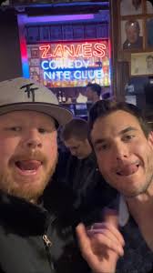 @ryanoflan loves a good Chicago handshake 😂