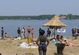 Situata in mijlocul campiei brailene, pe marginea lacului al carui nume il poarta, statiunea este imprejmuita de padure (70 ha), fapt ce atenueaza climatul de stepa si constutuie un placut loc de recreere. Lacu SÄƒrat Devine StaÅ£iune TuristicÄƒ De Interes NaÅ£ional Proiect In Dezbatere La Ministerul Turismului ViaÅ£a LiberÄƒ GalaÅ£i