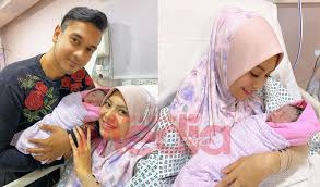 Kapsyen raf boleh dikatakan agak nakal dan ia mendapat perhatian netizen. No Pain Killer No Laughing Gas Natural Mawar Rashid Bersalin Secara Normal Suami Dedah Cerita Media Hiburan