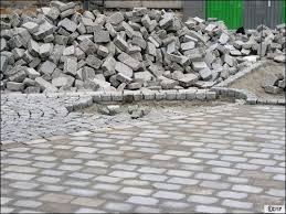 Des Paves Autobloquants Pour Une Allee Carrossable De Garage Allee Carrossable Paves Exterieur Terrasse Pave