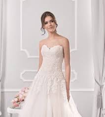 Das hochzeitskleid mit der spektakulären lange schleppe von prinzessin diana (†36). Brautmode Beim Hochzeitsausstatter Kleinod In Erfurt