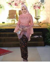 Walaupun polos tanpa motif, gamis tetap stylish karena lengan terompet dan bahan satin nya. 9 Kebaya Lengan Terompet Yang Masih Laris Manis Hingga Kini Intip Desainnya