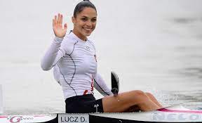 Az olimpikonokkal vízbe szálló celebeken kívül olyan neves sportolók is a parton szurkoltak, mint például hazánk első téli olimpiai bajnoka. Dora Lucz Nft Sport