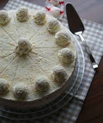 150 g margarine 150 g zucker 4 eier 100 g gemahlene mandeln 100 g kokosraspel 80 g. Schneeweisse Schonheit Raffaello Torte Langsam Kocht Besser