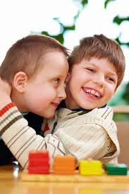 Dấu hiệu tự kỷ có khác biệt giữa bé trai và bé gái không?