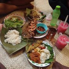 10 tempat makan paling enak di kota padang i wajib dicoba. Menikmati Masakan Khas Sunda Di 9 Rumah Makan Bandung