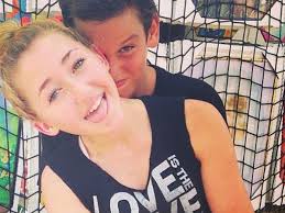 Noah Cyrus sigue los pasos de su hermana: 13 años y enamora al hijo de  Pierce Brosnan