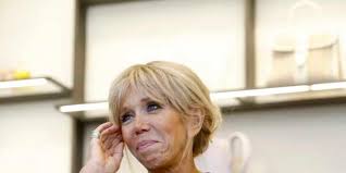 Brigitte Macron encore critiquée pour une jupe trop courte