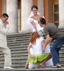 Über 7 millionen englischsprachige bücher. 16 Tragically Awkward Wedding Photos Which Should Not Have Been Clicked