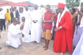Captain hosa's health had significantly improved following treatments in london and germany, respectively. Welcome To Sunny Ehigiator S Blog Captain Hosa Kneeling Down To Greet Oba Ewuare Ii Pic