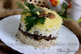 салат с копченой курицей и жареными грибами и огурцом Salat S Kuricej Shampinonami I Syrom 10 Poshagovyh Foto V Recepte