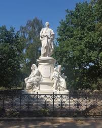 Berlin Auf Instagram Berlin Berlin2019 Tiergarten Goethedenkmal Berlingram Berlinstagram Instaberlin Igersberl Statue Landmarks Statue Of Liberty