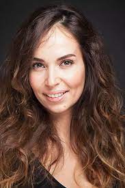 Esra ronabar i̇zmir ödemiş'te dünyaya gelmiştir. Esra Ronabar Biography