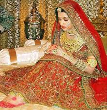 Isn T Aishwarya Rai Looking Absolutely Stunning As A Bride Here Let Us Know How In 2020 Aishwarya Rai Wedding Pictures Wedding Saree Collection Indian Wedding Bride