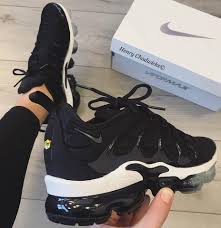 Black And Gold Vapormax Plus Outfit Nike Vapormax Plus Julianarodriguez Nice Shoes Sneakers Nike Sneakers Fashion