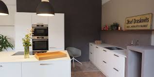 Eine Zeitlose Weisse Kuche Vor Einer Wand In Trendigem Anthrazit Die Dunkle Wandfarbe Bringt Die Kuche Zum Leuchten Mag Moderne Kuche Weisse Kuche Ewe Kuchen