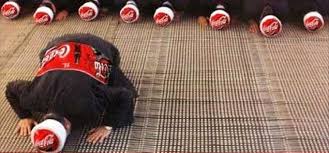 fotograf coca cola nin namazla dalga gecen reklamini gostermiyor